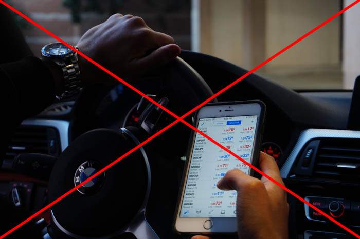Korišćenje mobilnog telefona u toku vožnje auta